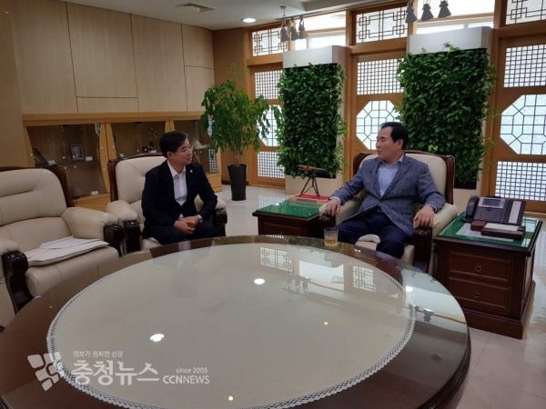 제8대 태안군의회 김기두 의장이 30일 충청남도 교육청을 방문, 김지철 교육감을 만나 충청남도교육청 교직원 휴양시설의 태안 유치를 건의하고 있다.