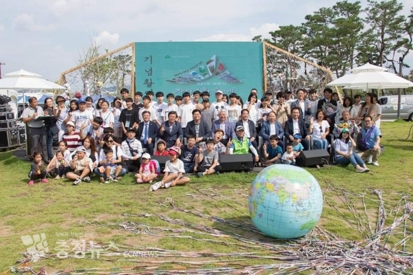 이춘희 세종시장, 서금택 세종시의회 의장, 최교진 세종교육감이 '세상에 이로운 자원순환 실천' 을 주제로 31일 세종호수공원 일원에서 열린 '2019 세종시 자원순환축제'에 참석 "폐기물도 소중한 자원이라는 인식을 확산하는 기회가 되길" 격려하고 기념사진을 찍고있다.