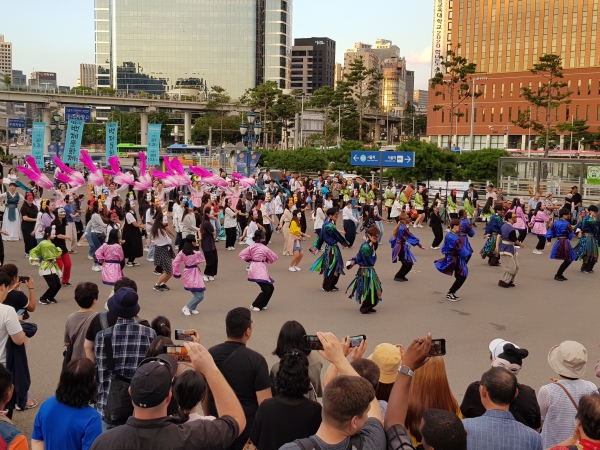 31일 오후 서울역 광장에서 펼쳐진 제65회 백제문화제를 홍보하는 플래시몹(Flash mob).