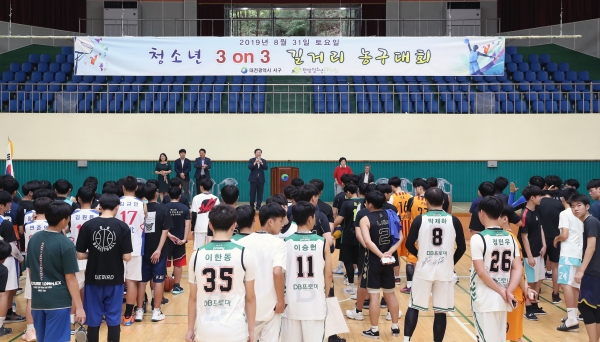 지난달 31일 도솔다목적체육관에서 청소년 길거리 농구대회가 열려 중등부 16개, 고등부 16개 팀 총 32개 팀이 열띤 경쟁으로 그 동안 갈고닦은 실력을 뽐냈다