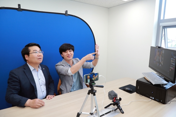 청년아지트 나와YOU 내부를 둘러보는 오세현 아산시장