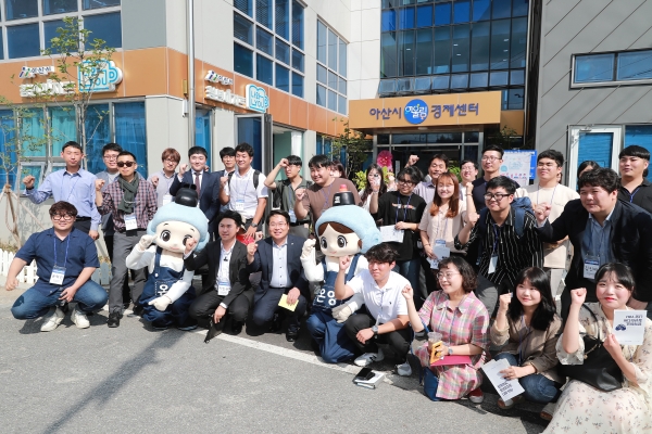 청년들과 기념촬영