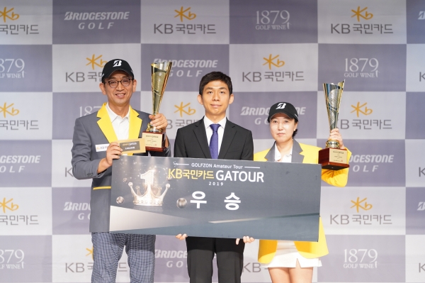 (좌측부터)남자부 우승자 김관이, 골프존 안희훈 팀장, 여자부 우승자 한미숙