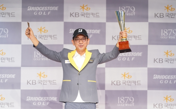 ‘2019 KB국민카드 GATOUR 6차 결선대회’ 시상식에서 남자부 우승을 차지한 김관이가 우승 기념 포즈를 취하고 있다