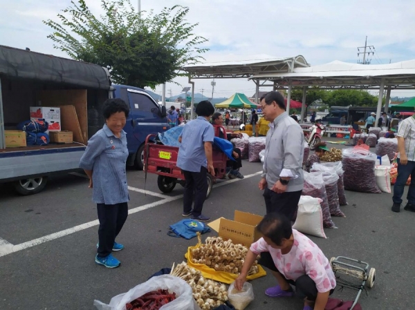 노박래 서천군수, 추석 명절 맞아 전통시장 방문 모습