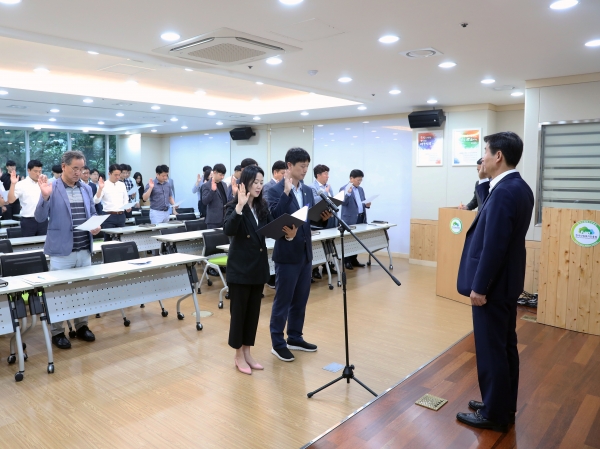 한국산림복지진흥원 임직원들이 2일 대전 서구 둔산동 진흥원 대회의실에서 열린 '2019년 갑질근절 선포식'에서 선서를 하고 있다.