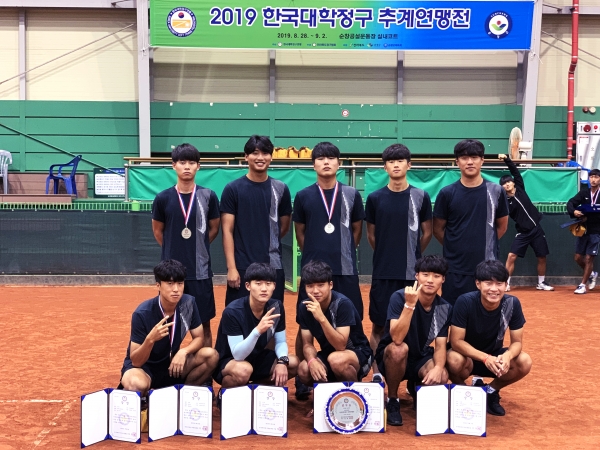 메달을 획득한 학생들이 단체사진을 촬영 중