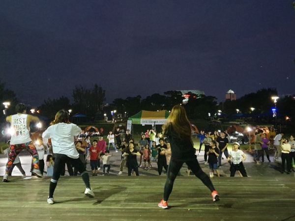 지난 1일 유림공원에서 개최된 어은동 도시재생 어울림캠프에서 참가자들이 줌바댄스 모습