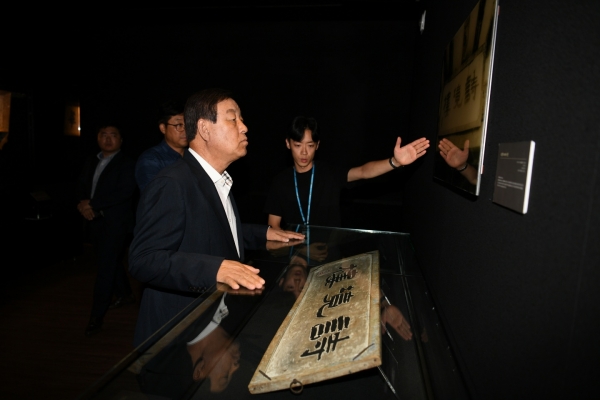 황선봉 군수가 추사고택 종가유물 특별기획전 전시물을 살펴보고 있다