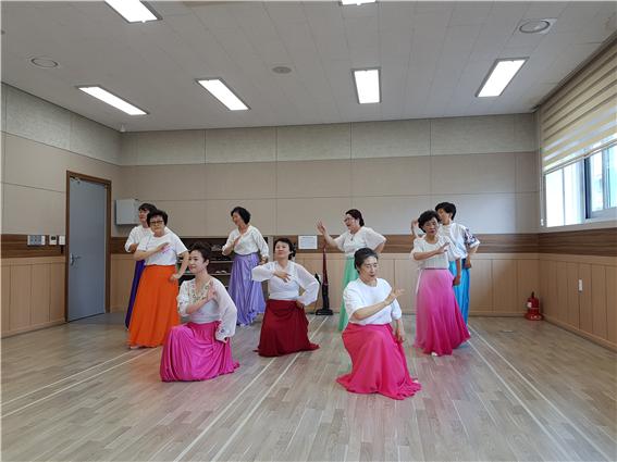 부여군 평생학습관 교육 장면(한국무용교육 장면)