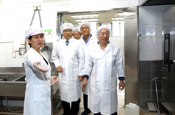 교육청 전 간부공무원 식중독 사고 예방 등 학교급식 일제 점검 모습