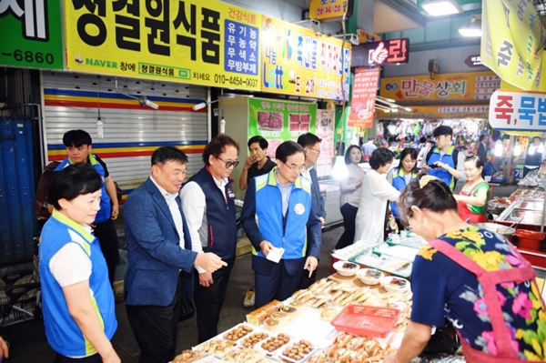 노사합동 장보기 행사도 가졌다. (사진 왼쪽 네번째 조용만 조폐공사 사장, 세 번째 김창무 노조위원장)