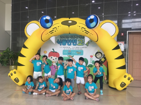 미취학 어린이 대상 식품안전 인형극 장면