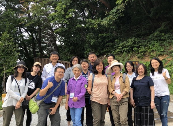 대만 산림청과 국립대만대학교 관계자들이 4일 경북 영주시 봉현면에 위치한 국립산림치유원에서 기념촬영을 하고 있다