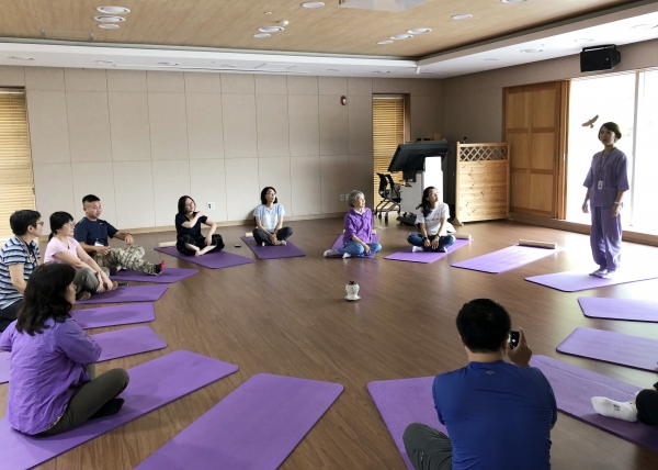 대만 산림청과 국립대만대학교 관계자들이 4일 경북 영주시 봉현면에 위치한 국립산림치유원에서 통나무 명상 프로그램을 체험하고 있다