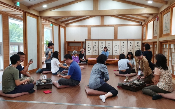 4일 경북 영주시 봉현면에 위치한 국립산림치유원에서 한국 전통 다례문화를 체험하는 티 테라피(Tea Therapy) 프로그램을 체험하고 있다