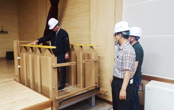 국민생활관 장애인 편의시설을 점검하고 있는 설동승 이사장