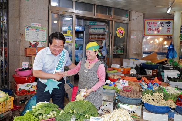 오세현 아산시장과 직원들이 온양온천전통시장에서 추석 장보기를 하고 있다.