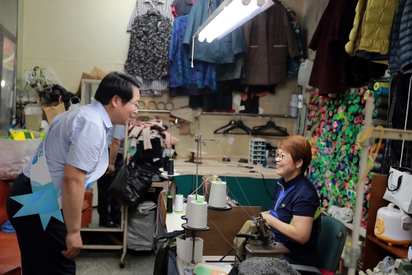 오세현 아산시장과 직원들이 온양온천전통시장에서 추석 장보기를 하고 있다.