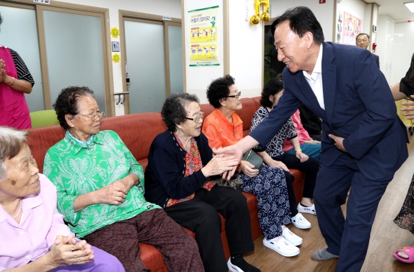 지난 3일 금성노인복지센터 위문