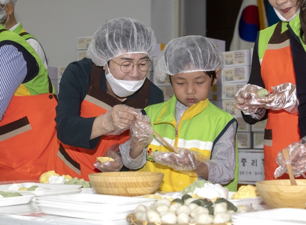 박정현 대덕구청장이 4일 구청 청렴관에서 열린 대덕구 추석맞이 송편 나눔 행사에서 어린이 자원봉사자와 송편을 빚는 모습
