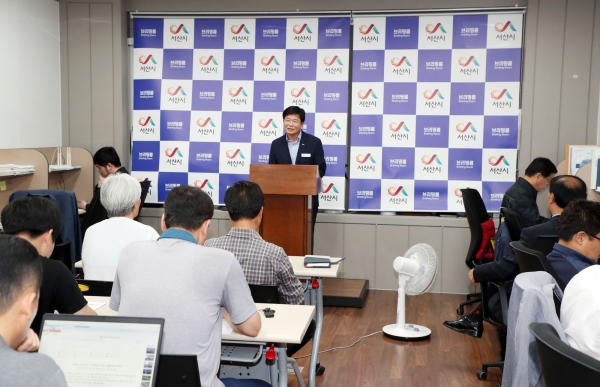 이무원 서산시농업기술센터 소장 염해 간척농지 내 태양광 설치에 대한 입장 브리핑 모습