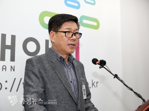 전강석 해양산업과장은 5일 군청 브리핑에서 기자회견을 하고 있다.