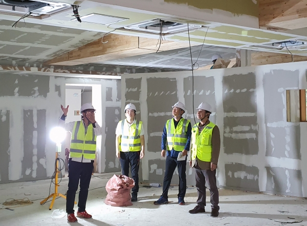 고도원 국립산림치유원장(우측 첫 번째)이 안전점검의 날을 맞이해, 추석 연휴 태풍 대비 안전점검을 실시하고 있다.