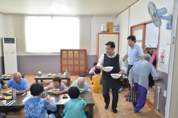 박정현 군수 내산면 자장면 나눔 행사장 방문 장면