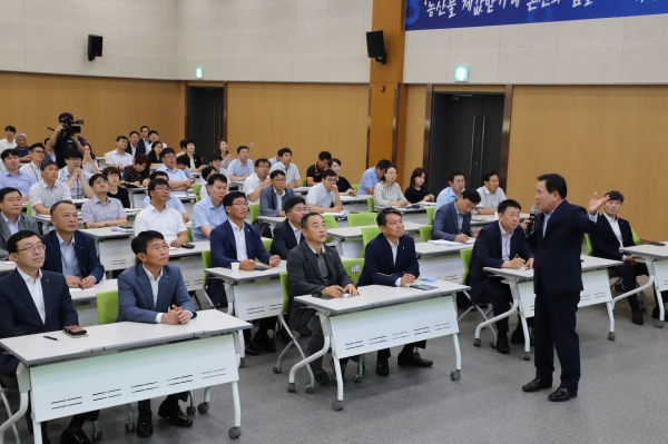 충남농협 임직원들과 충남교육의 방향을 주제로 현장소통 하는 김지철 충청남도교육감