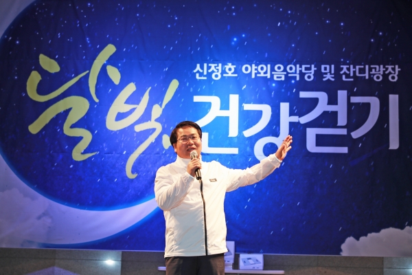 인사말하는 오세현 아산시장