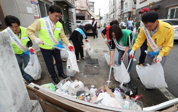 5일 자양동 원룸촌 일원에서 황인호 동구청장이 다가오는 추석을 맞아 쓰레기를 수거하고 있다