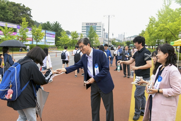 개강 환영 이벤트를 진행 중인 오덕성 총장과 직원들