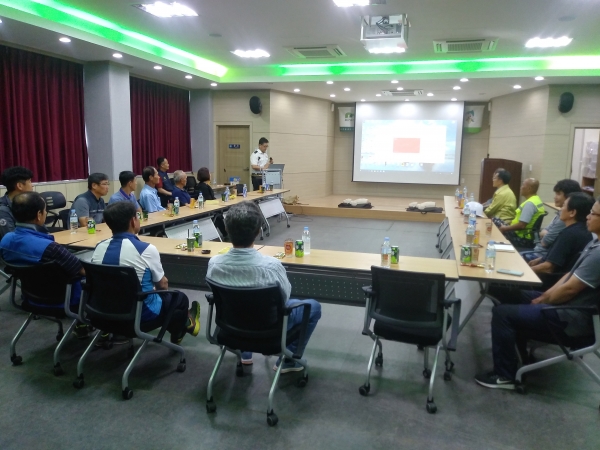 5일 충북 단양군 소재 흰여울권역 다목적회관에서 토양복원사업장 근로자와 인근 마을 주민과 함께하는 재난·안전교육 실시