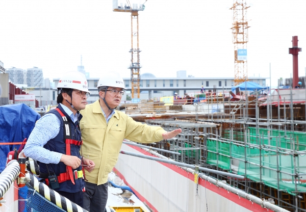 5일 도룡동 사이언스콤플렉스 공사현장에서 정용래 유성구청장이 현장점검 실시
