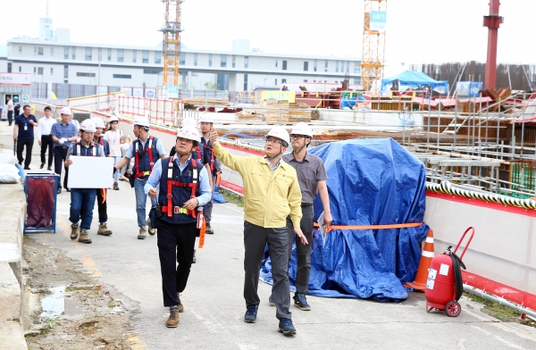 5일 도룡동 사이언스콤플렉스 공사현장에서 정용래 유성구청장이 현장점검을 실시