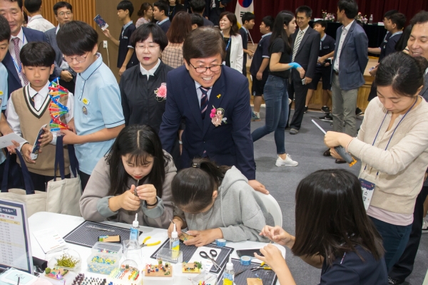 최교진 교육감이 세종 진로박람회를 찾아 학생들과 대화를 나누고 있다.