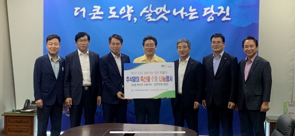 왼쪽부터 박장순 농협 당진시지부장, 이경용 당진낙협조합장, 조소행 농협 충남지역본부장, 김홍장 당진시장, 천해수 아산축협조합장, 김창수 당진축협 조합장, 박노규 면천농협조합장.