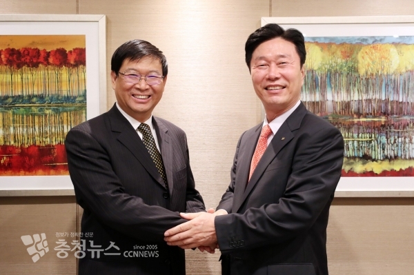 한국철도시설공단 김상균 이사장(오른쪽), 중국 국가철로국 옌 허 시앙 총공정사(왼쪽)