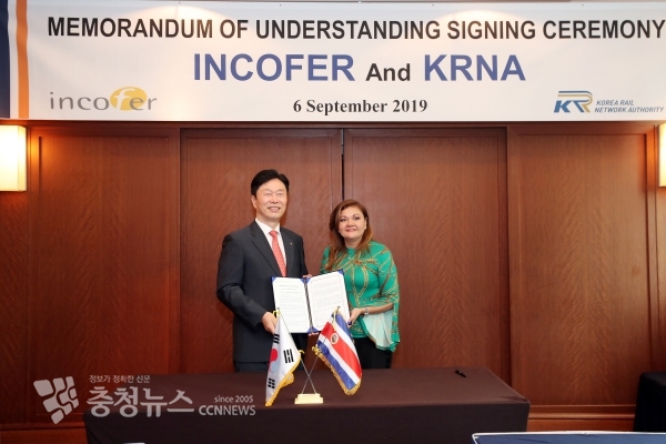 코스타리카 철도청 엘리자베스 브리세뇨 히메네스 청장(오른쪽)