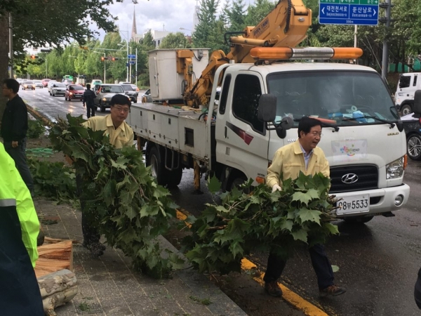 피해복구 현장점검중인 장 청장