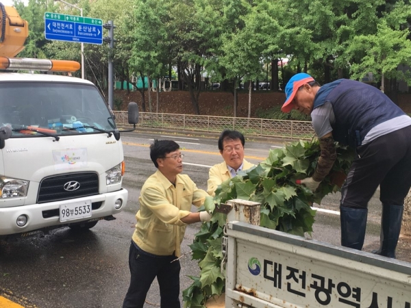 피해복구 현장점검중인 장 청장