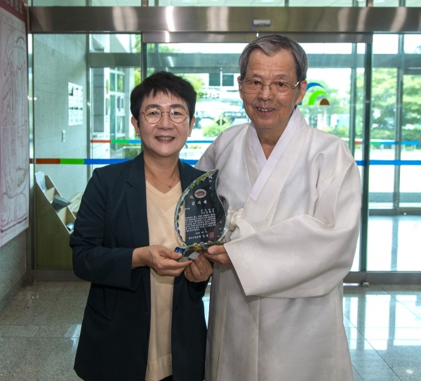 박정현 대덕구청장이 퇴임한 회덕향교 제12대 성하국 전교(오른쪽)에게 감사패를 전달했다.
