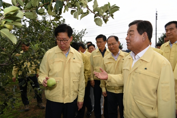 피해 농가를 방문한 양승조 충남도지사와 황선봉 군수