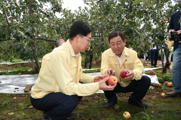 피해 농가를 방문한 양승조 충남도지사와 황선봉 군수