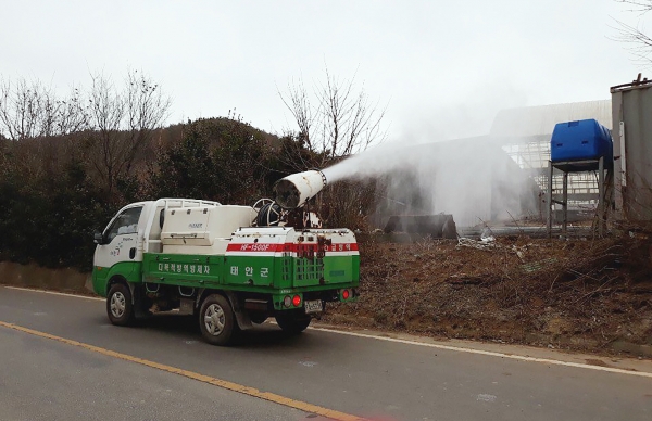 양돈 농가 일제 소독 모습.