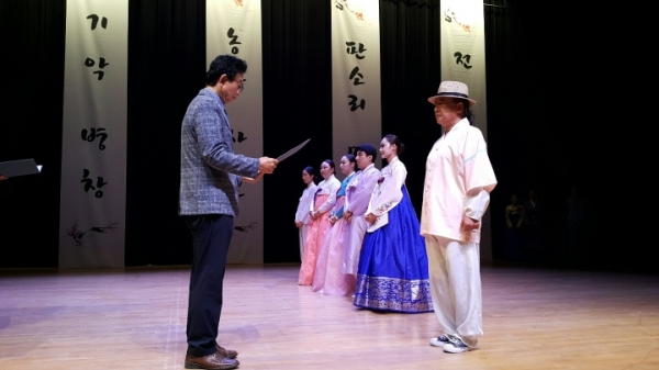 국악협회 전국국악경연대회 풍물 대상 수상 모습