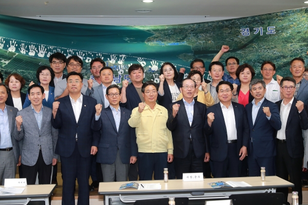 오세현 아산시장이 참석자들과 함께 기념촬영을 하고 있다.