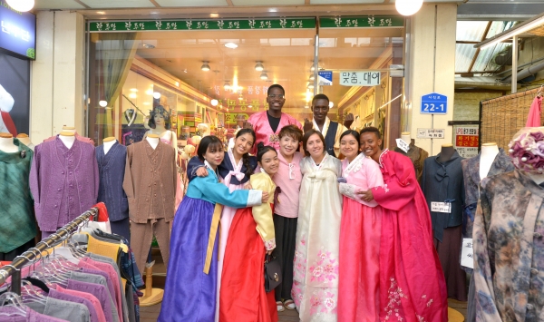 천안중앙시장 난주단에서 한복 예절을 배운 외국인 학생들이 기념촬영