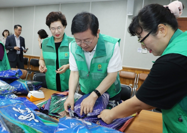 관저1동 동네마실행사에 장종태 구청장 모습